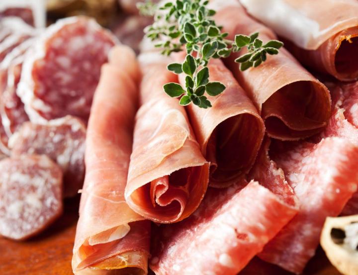 Une épicerie fine dédiée aux meilleurs produits de charcuterie.